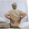腰痛体操は高齢者におすすめ！リラックスして壁を利用した背伸びをしよう！