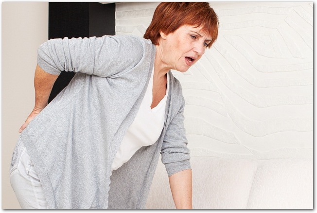 腰痛を抱える女性の50代の原因は？更年期障害の症状が関係している？ 中高年者を悩ませる腰痛の原因と対策方法