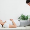 腰痛を和らげる寝方で産後に良いのは？膝の下にタオルなどを入れると良い？